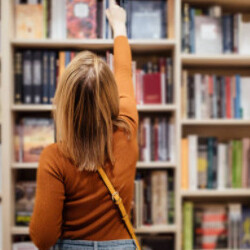 bookstore 250x250 woman in bookstore