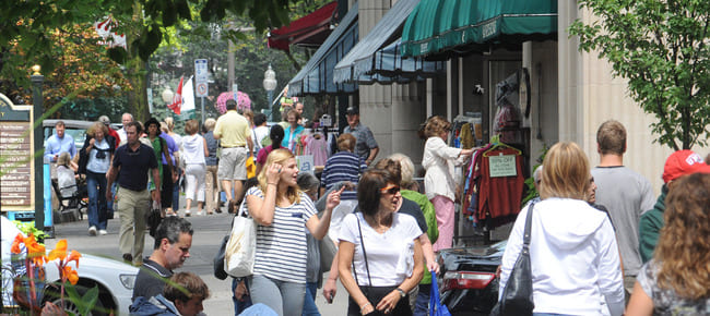 busy Saratoga sidewalk